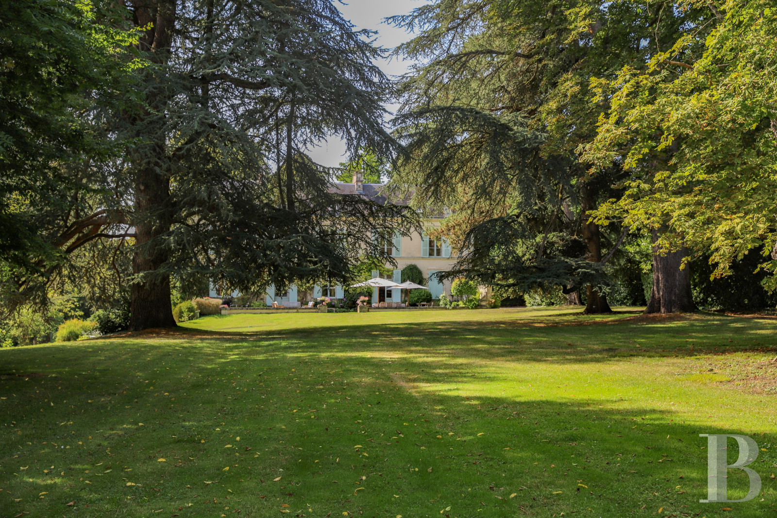 Dans le Perche, au nord-est de Bellême, une maison des 18e et 19e siècle au milieu de grands arbres  - photo  n°4